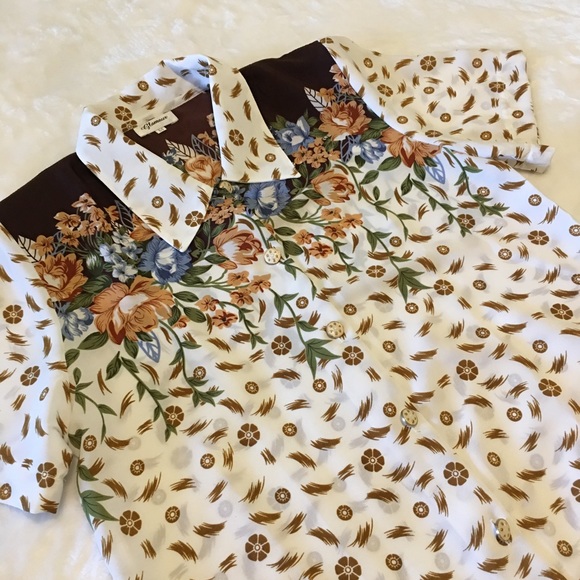 ❗️Last chance❗️ NWOT Floral Button Up Top - Picture 2 of 5